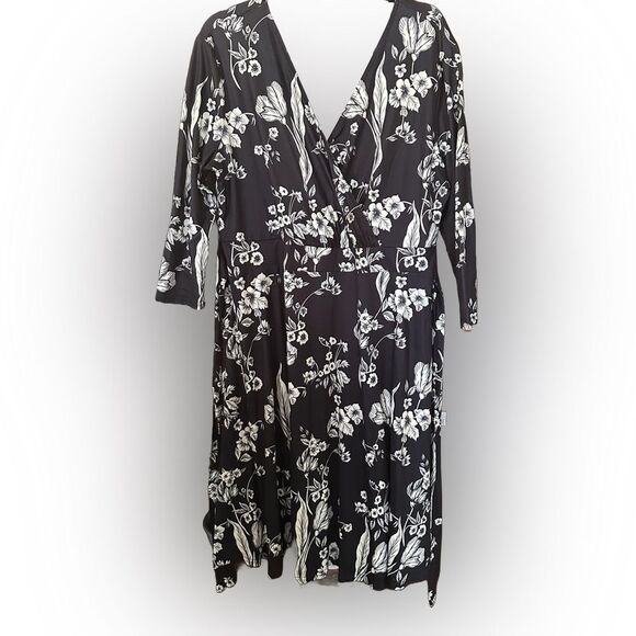 AMZ PLUS- Womens Plus Size V-Neck Wrap
Floral 3/4 Sleeve, A Line Midi - Picture 2 of 5